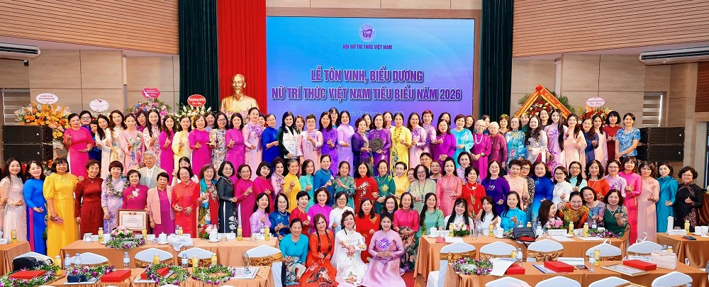 Nữ trí thức Việt Nam: Tỏa sáng từ tri thức và cống hiến